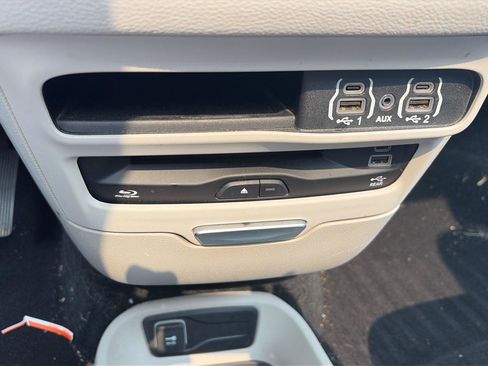 Used 2023 Chrysler Pacifica Touring-L w/ Uconnect Theater Family Group AWD/4WD image 17