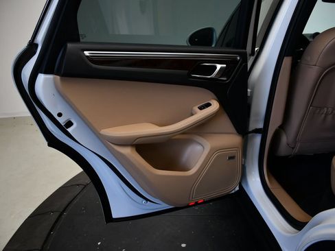 Certified 2023 Porsche Macan S AWD/4WD image 36