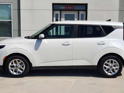Used 2023 Kia Soul LX w/ LX Technology Package FWD image 3