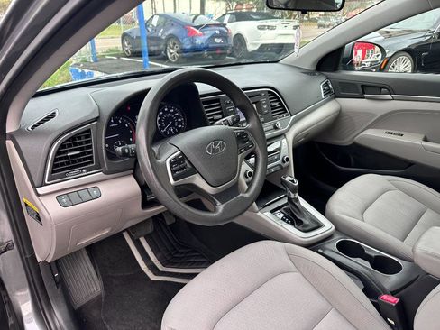 Used 2017 Hyundai Elantra SE image 11
