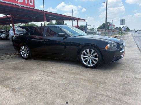 Used 2012 Dodge Charger SE RWD image 3