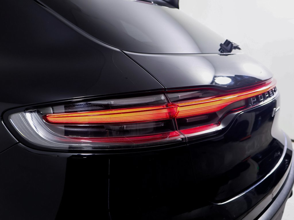 Certified 2025 Porsche Macan AWD/4WD image 11