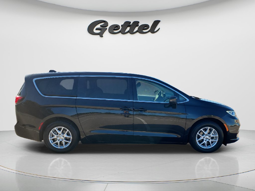Used 2023 Chrysler Pacifica Touring-L FWD image 4