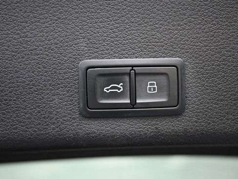 Used 2019 Audi e-tron Prestige w/ Prestige Package image 16