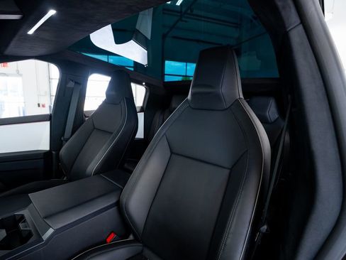 Used 2024 Tesla Cybertruck AWD Crew Cab image 21