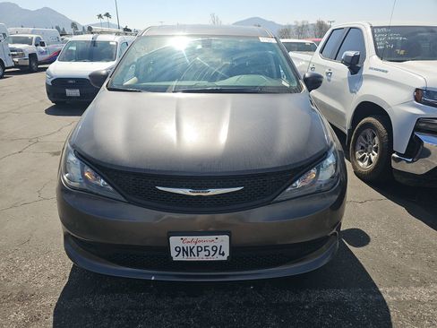 Used 2022 Chrysler Voyager LX image 2