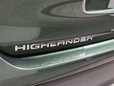 Used 2023 Toyota Highlander XLE image 9