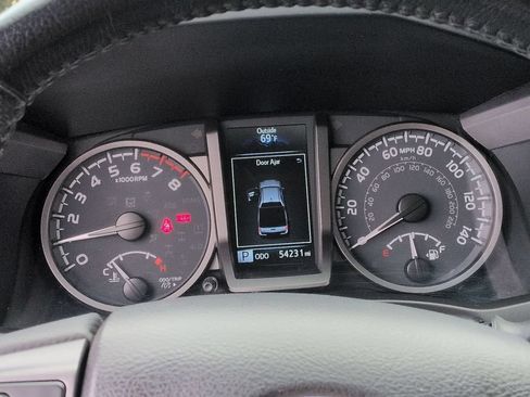 Used 2021 Toyota Tacoma TRD Off-Road w/ TRD Premium Off Road Package AWD/4WD image 12
