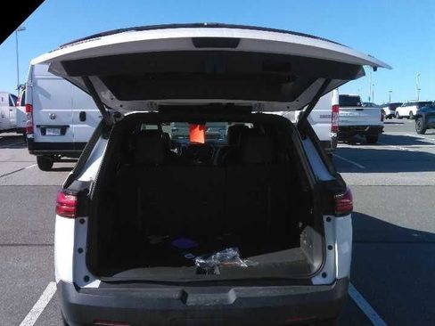 Used 2023 Chevrolet Traverse LT image 5
