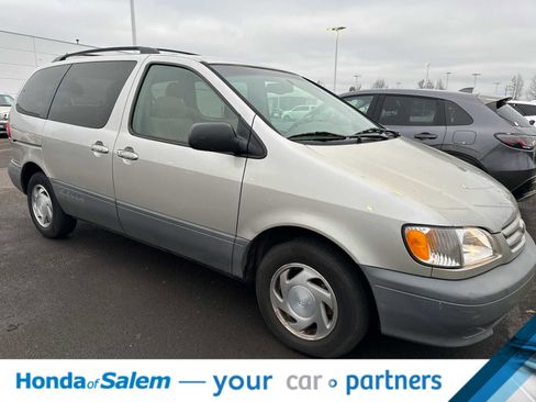 Used 2001 Toyota Sienna LE image 3