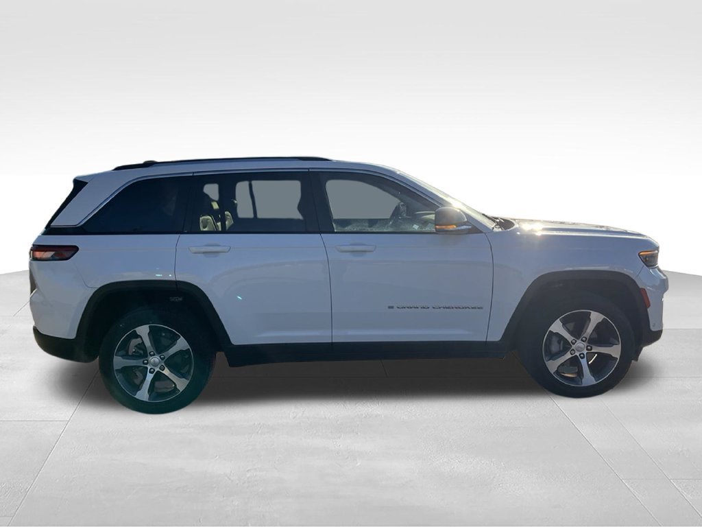 Used 2023 Jeep Grand Cherokee Limited w/ Luxury Tech Group II RWD image 9