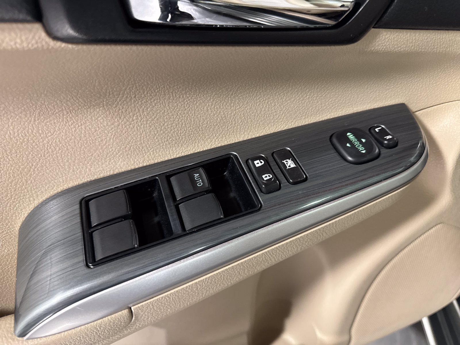 Used 2014 Toyota Camry XLE w/ Leather Package FWD image 12