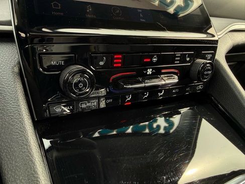 Used 2023 Jeep Grand Cherokee L Limited image 23