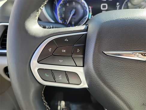 Used 2024 Chrysler Pacifica Touring-L image 5
