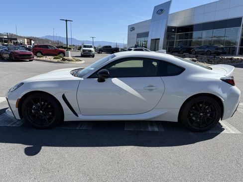 Used 2025 Toyota GR86 Premium w/ ALL Weather Mat Package (TMS) image 8