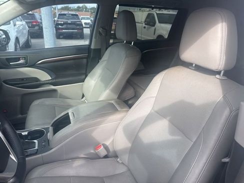 Used 2016 Toyota Highlander Limited w/ Driver Technology Package AWD/4WD image 11
