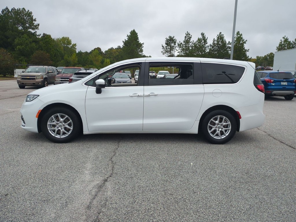 Used 2023 Chrysler Pacifica Touring-L FWD image 6
