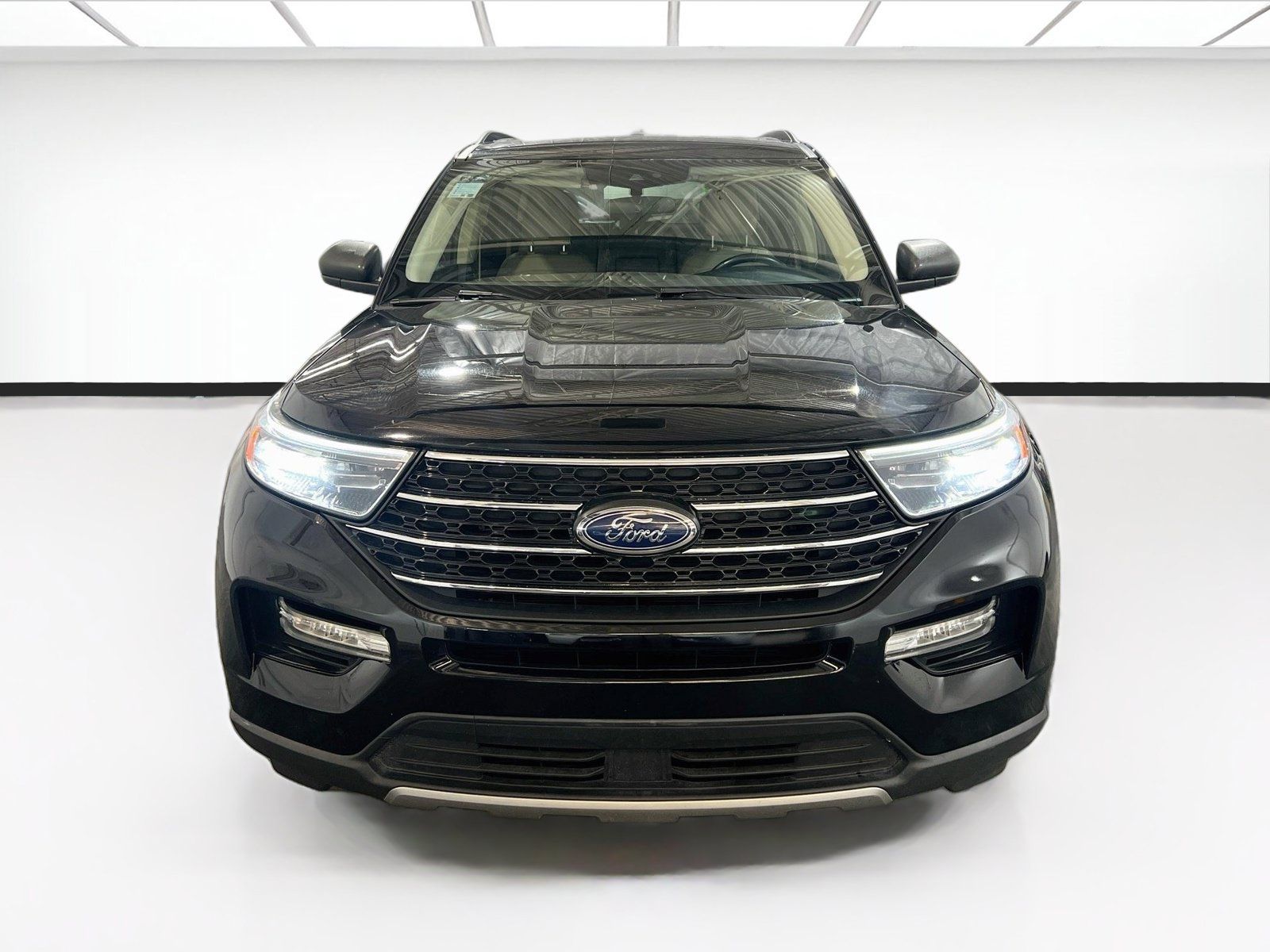 Used 2024 Ford Explorer XLT w/ Equipment Group 202A RWD image 2