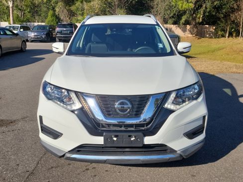 Used 2019 Nissan Rogue SV image 2