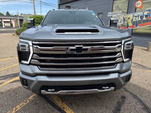 Used 2024 Chevrolet Silverado 2500 High Country w/ Technology Package AWD/4WD image 2