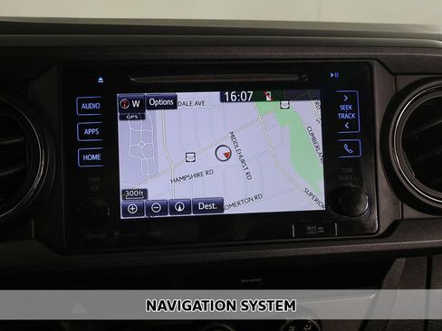 Used 2018 Toyota Tacoma TRD Sport AWD/4WD image 3