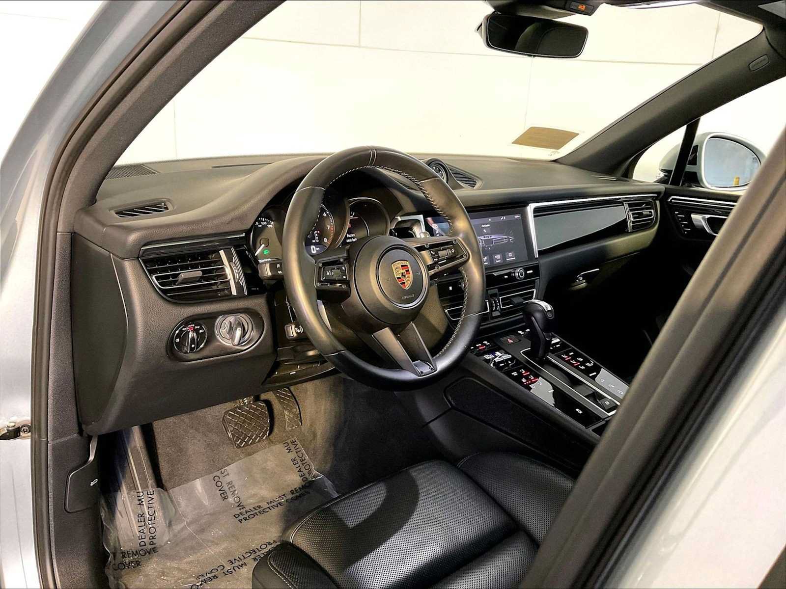 Certified 2023 Porsche Macan AWD/4WD image 4