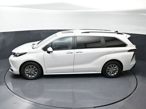 Used 2024 Toyota Sienna XLE image 43