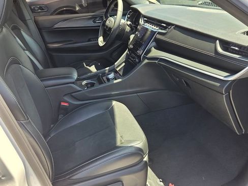 Used 2024 Jeep Grand Cherokee L Altitude RWD image 15