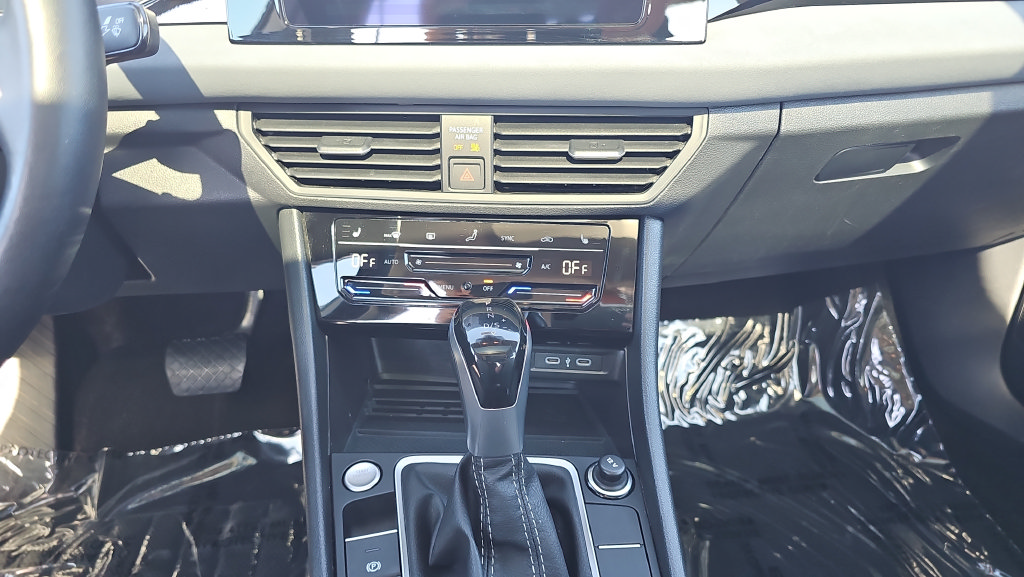 Used 2025 Volkswagen Jetta SE FWD image 18