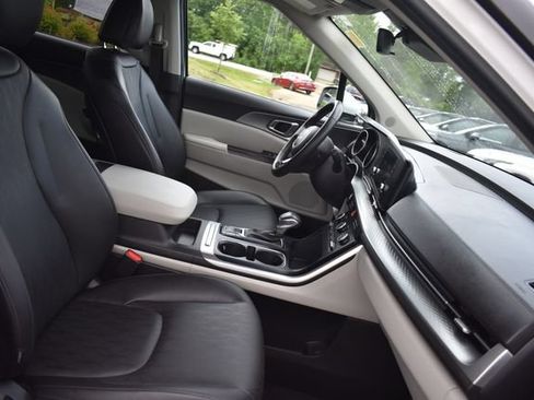 Used 2024 Kia Carnival LX FWD image 12