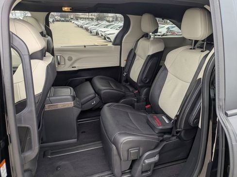 Used 2025 Toyota Sienna Platinum image 26
