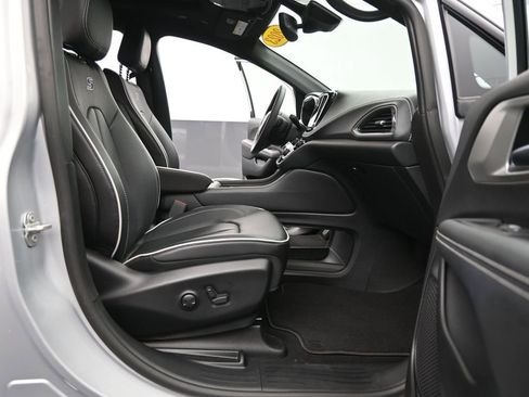 Used 2023 Chrysler Pacifica Limited w/ S Appearance Package image 18