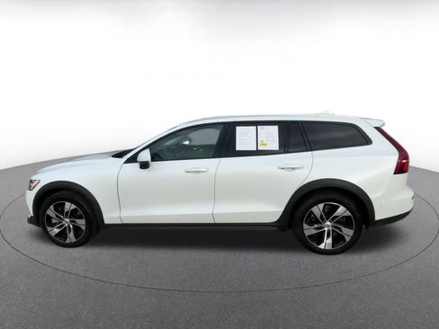 Used 2025 Volvo V60 B5 Cross Country Plus image 9