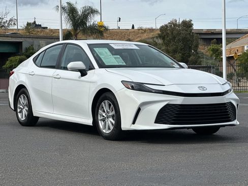 Used 2025 Toyota Camry LE FWD image 8