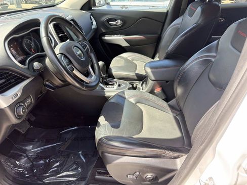 Used 2018 Jeep Cherokee Trailhawk AWD/4WD image 15