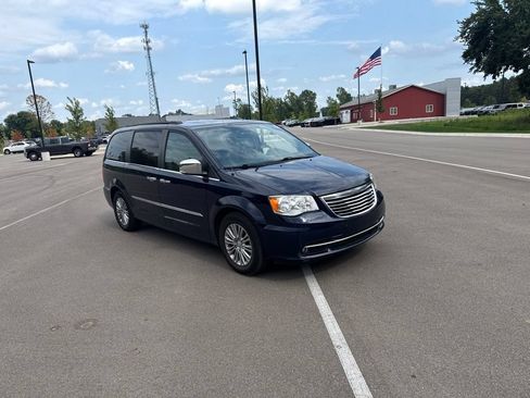 Used 2016 Chrysler Town & Country Touring-L FWD image 3