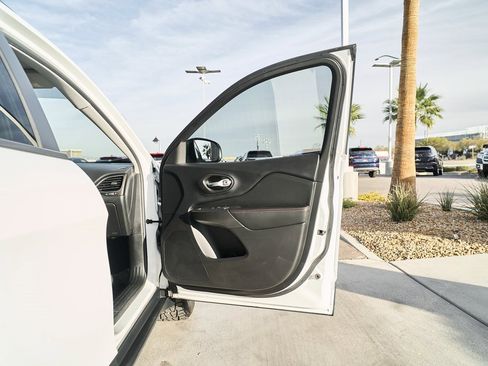 Used 2019 Jeep Cherokee Trailhawk image 14