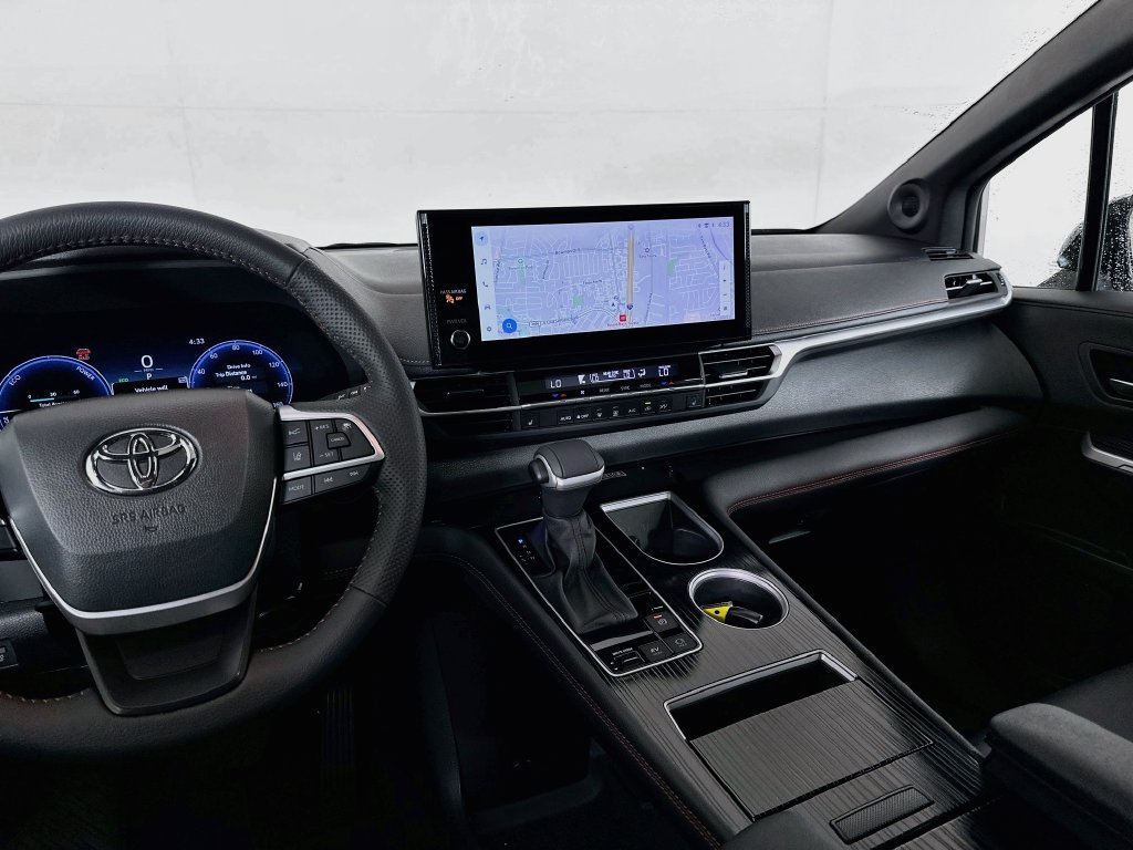 Used 2026 Toyota Sienna XSE FWD image 24