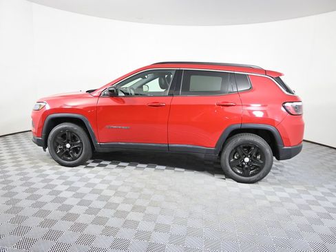 Used 2024 Jeep Compass Latitude AWD/4WD image 3