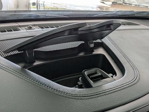 Used 2019 Jeep Cherokee Latitude Plus w/ Cold Weather Group AWD/4WD image 29