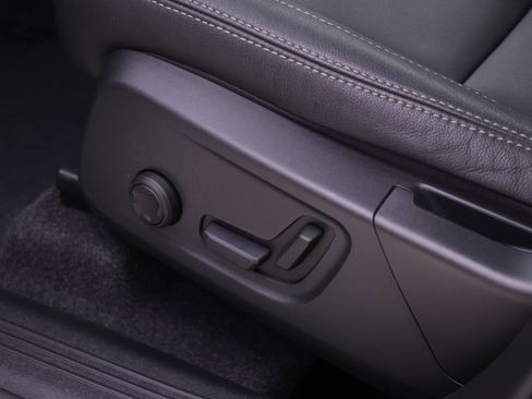 Certified 2025 Volvo XC40 B5 Plus w/ Protection Package Premier image 19