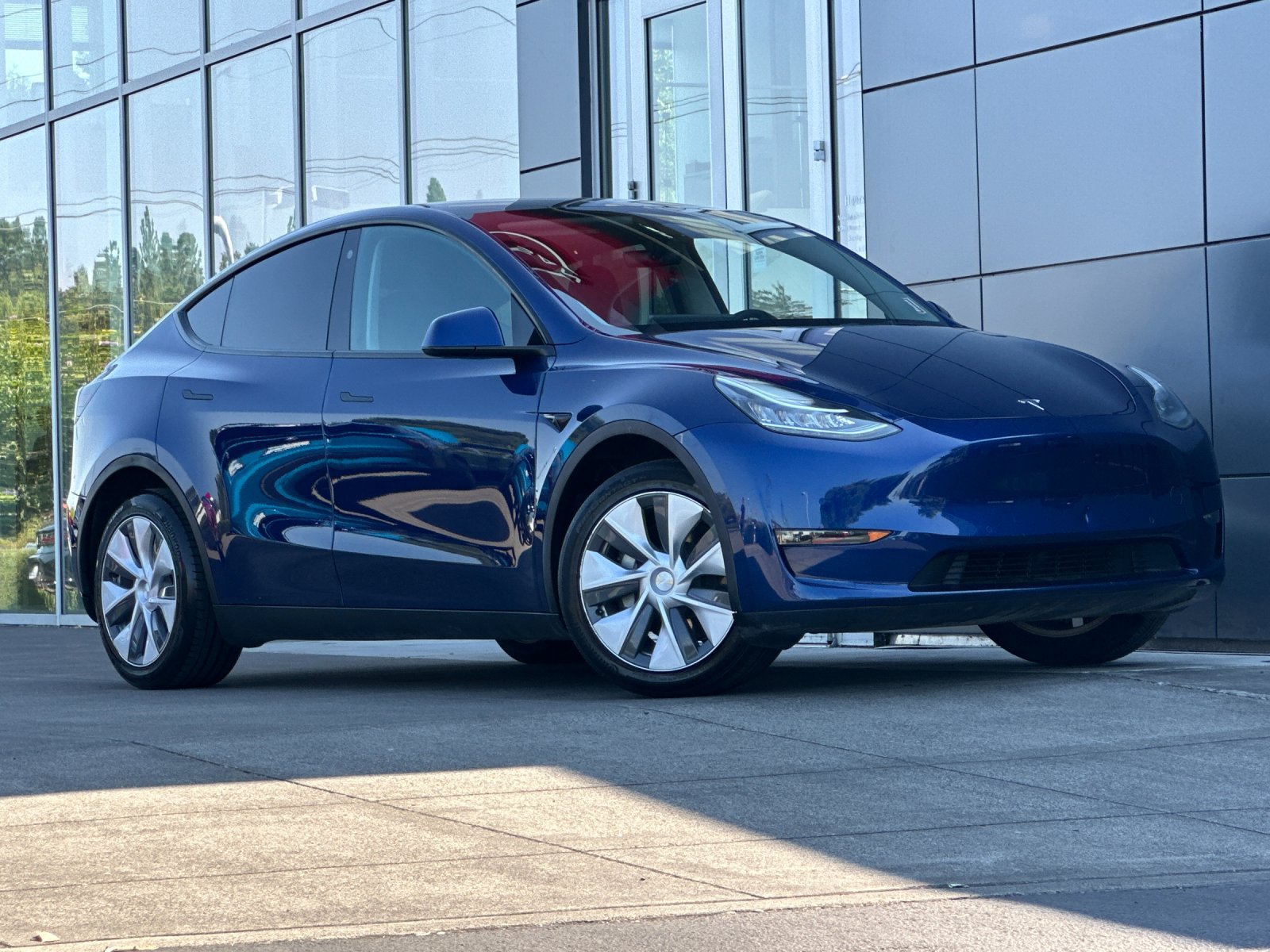 Used 2022 Tesla Model Y Long Range AWD/4WD image 2