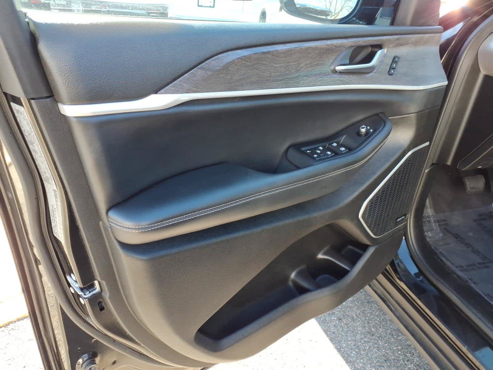 Used 2022 Jeep Grand Cherokee Limited AWD/4WD image 9