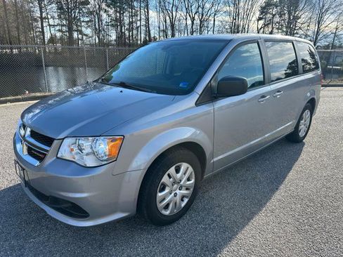 Used 2018 Dodge Grand Caravan SE w/ UConnect Hands-Free Group image 28