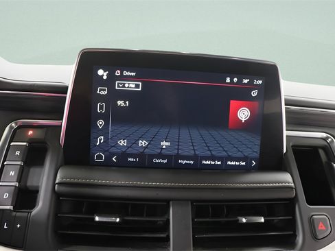 Used 2023 GMC Yukon SLT w/ SLT Luxury Package image 11