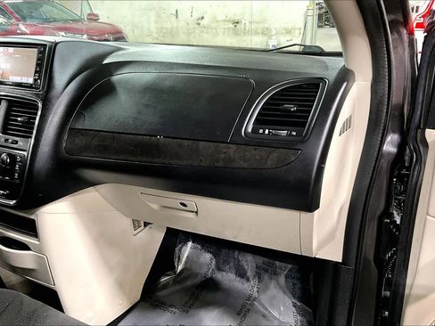 Used 2019 Dodge Grand Caravan SE w/ UConnect Hands-Free Group image 18