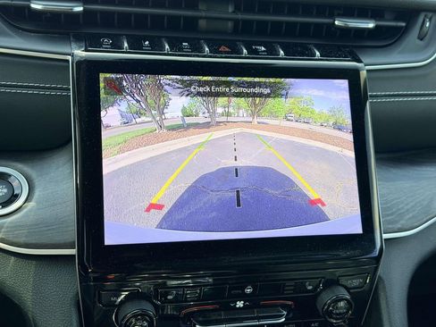 Used 2023 Jeep Grand Cherokee Limited w/ Black Appearance Package image 4