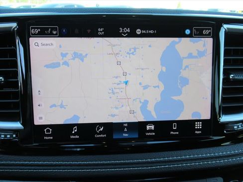 Used 2025 Chrysler Pacifica Limited FWD image 18
