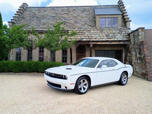 Used 2017 Dodge Challenger SXT RWD image 1