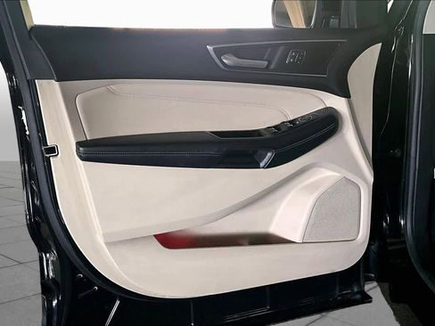 Used 2016 Ford Edge Titanium w/ Technology Package AWD/4WD image 19